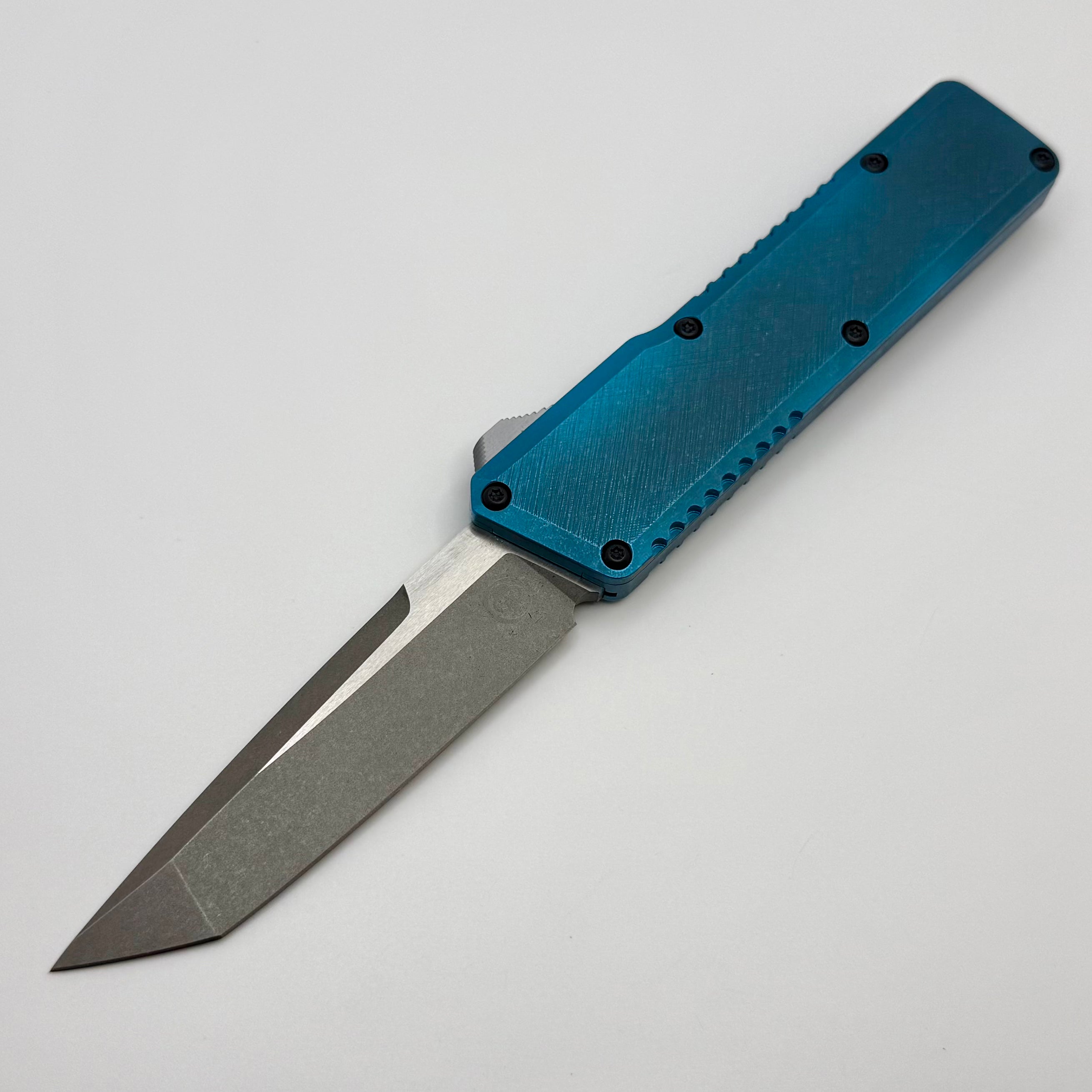 Chaves Dissident w/ Blue Crosshatch Handles & Tanto M390