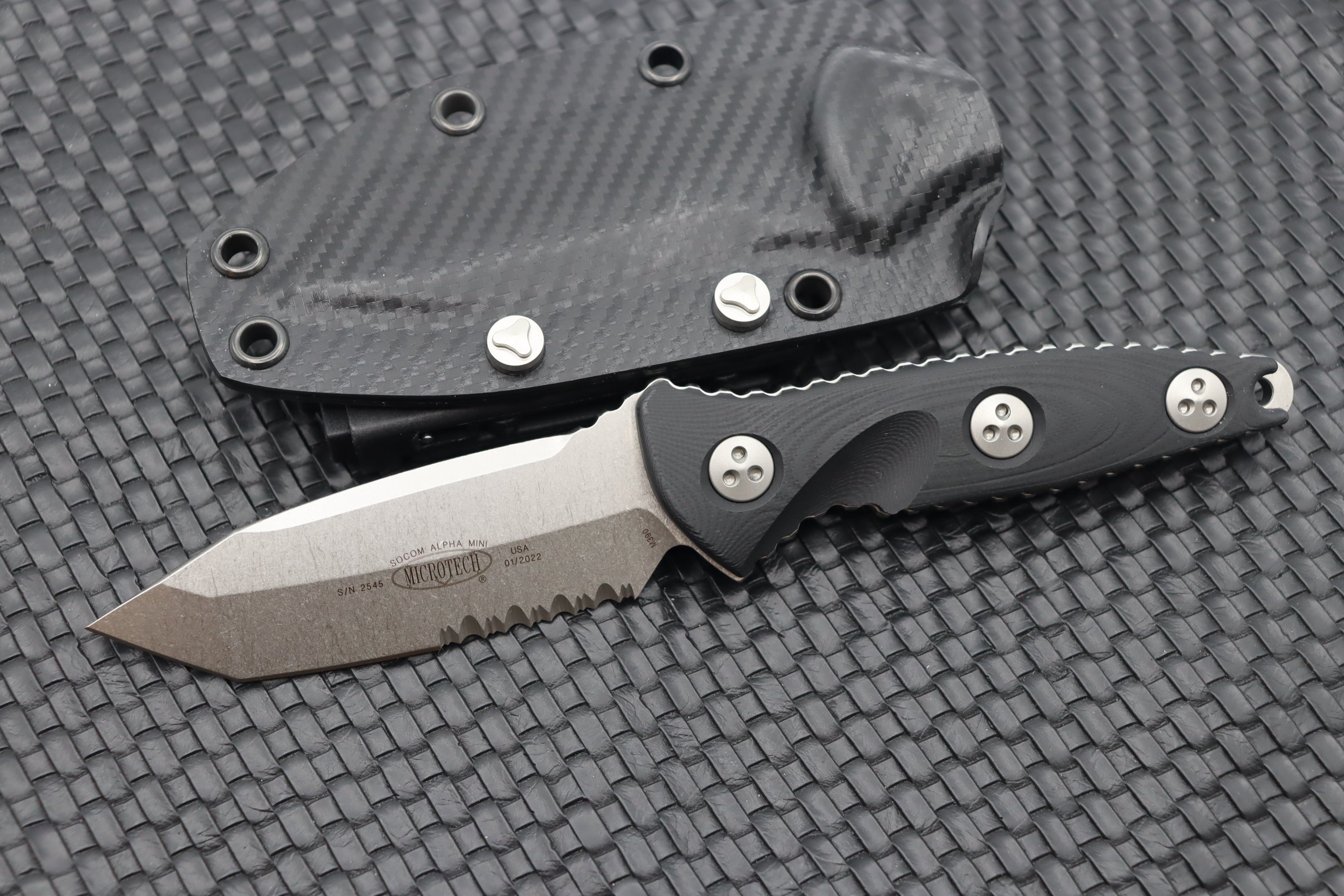 Benchmade Mini Griptilian 556SBK-S30V @ SRKT Black Partially Serrated CPM  S30V Drop Point Blade Black GFN Handle AXIS Manual Tactical