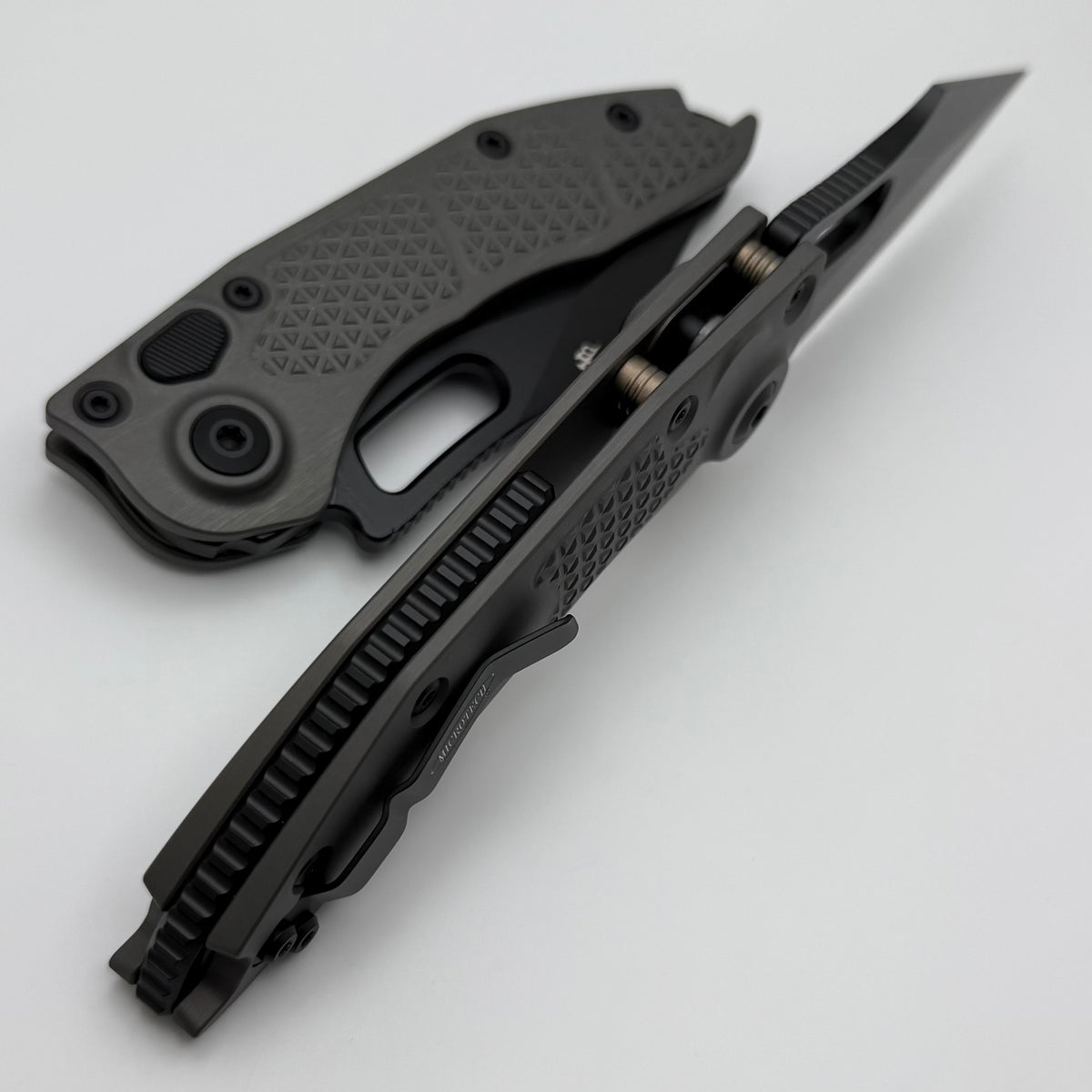 Microtech Borka Stitch Natural Clear w/ Black Part Serrated M390 169-2
