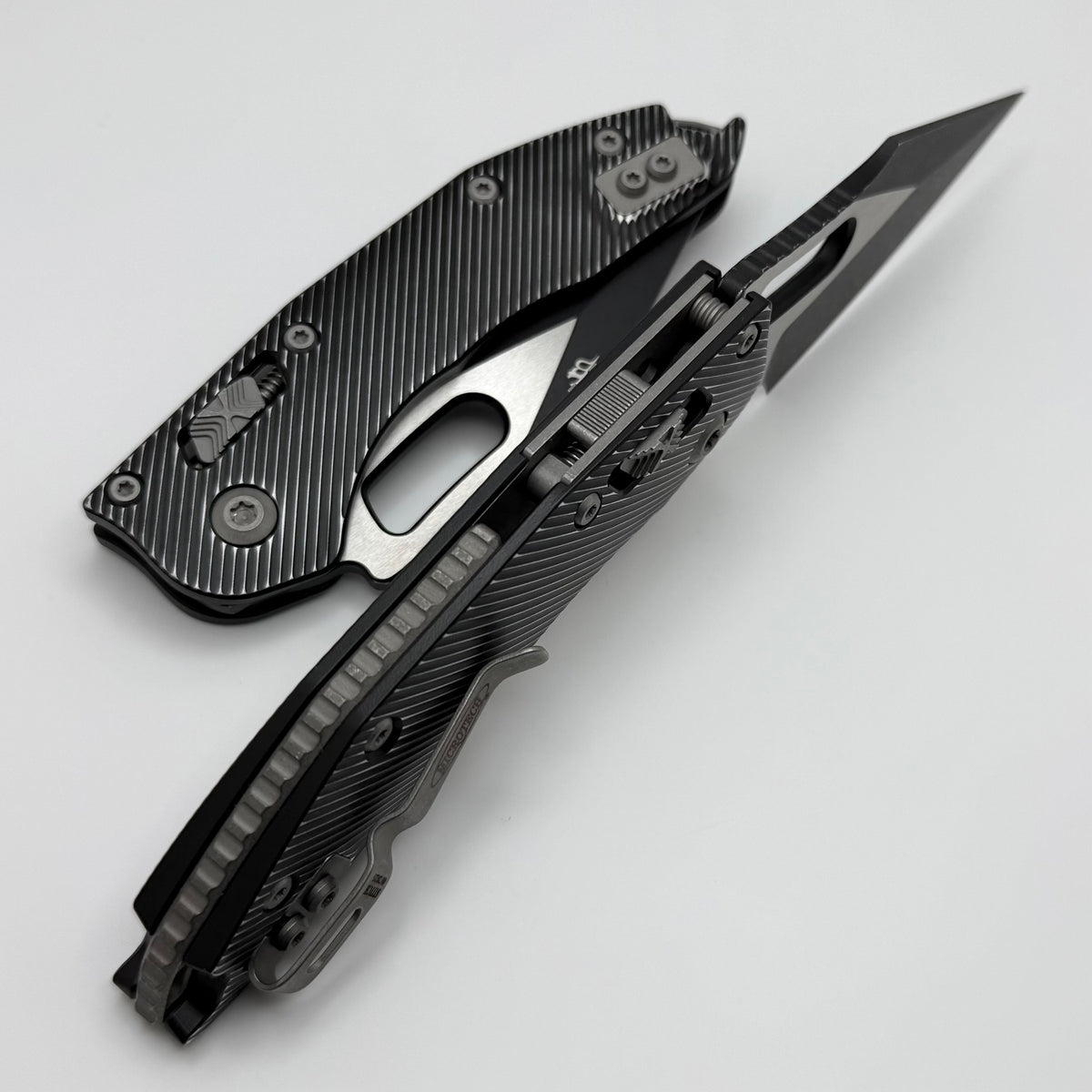 Microtech Knives Manual Stitch RAM LOK Fluted Distressed Black Apocaly