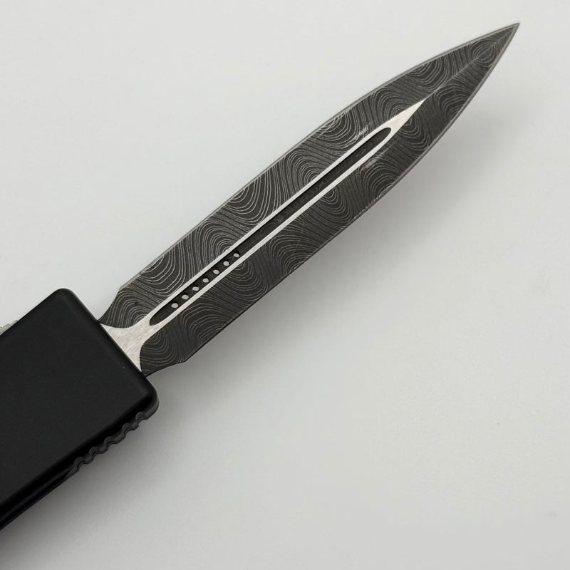 PRE-OWNED Microtech UTX-70 D/E Ladder Damascus w/ Carbon Fiber Top Han