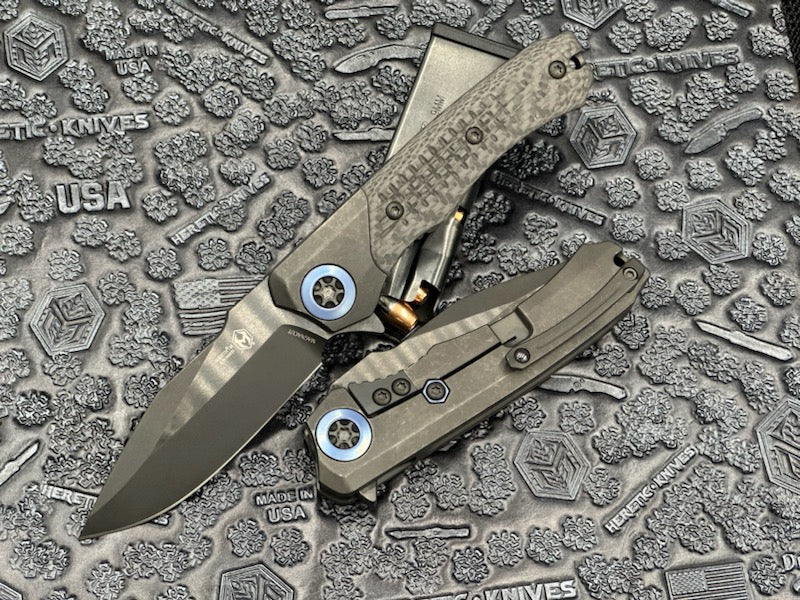 Heretic Knives DLC Wraith V3 Milled Carbon Fiber w/ Blue Ti Accents & DLC Battle Worn MagnaCut H001-6A-BLUTI